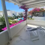 Mykonian Style W Shared Pool & Nighttime Security Guard Apartment