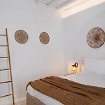 Mykonian Style W Shared Pool & Nighttime Security Guard Apartment