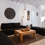 Mykonian Style W Shared Pool & Nighttime Security Guard Apartment *