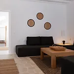 Mykonian Style W Shared Pool & Nighttime Security Guard Apartment