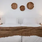 Mykonian Style W Shared Pool & Nighttime Security Guard Apartment