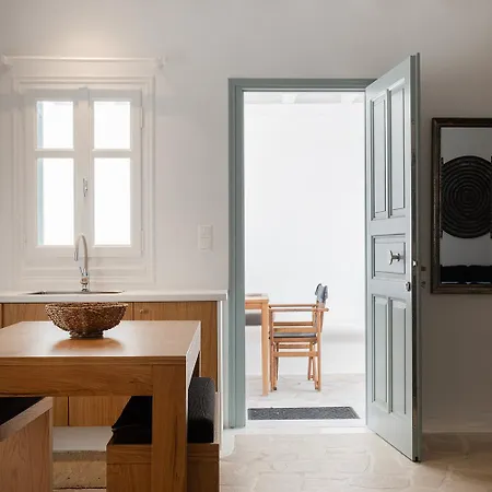 Mykonian Style W Shared Pool & Nighttime Security Guard Apartment *