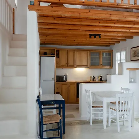 Mykonian Style W Shared Pool & Nighttime Security Guard Apartment